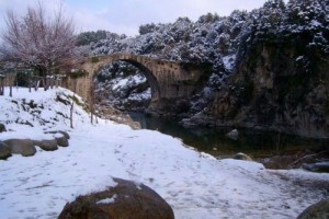 Puente romano nevado, Madrigal de la Vera.